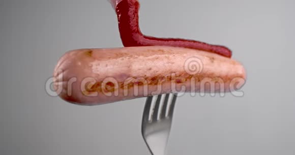 番茄热酱缓慢地滴到香肠上番茄酱和肉香肠在叉子上4kDCI120fpsProres总部视频的预览图