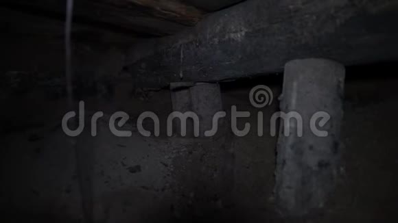 在黑暗的地下室里房子的木制支架泥土视频的预览图