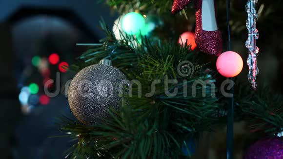 圣诞树上闪烁的红色和绿色灯光冰柱和闪烁球饰的圣诞蛋糕背景视频视频的预览图