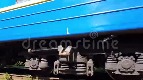 蓝色火车在喀尔巴阡山脚下行驶视频的预览图