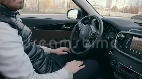 一个人在自吠时坐在车里视频的预览图