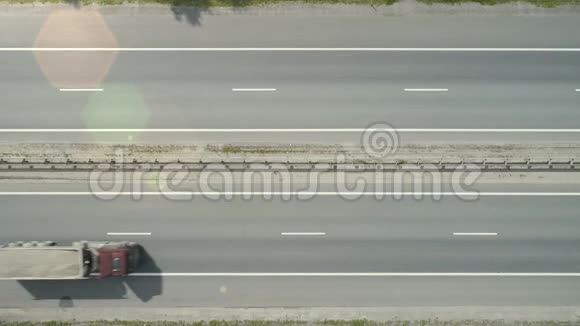 乘坐汽车和卡车的高速公路鸟瞰图视频的预览图