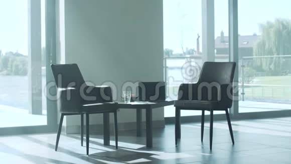 休闲商人坐在豪华住宅的椅子上有钱人在家工作视频的预览图