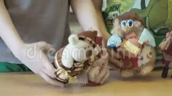 幼儿用玩具展示谈话情景视频的预览图