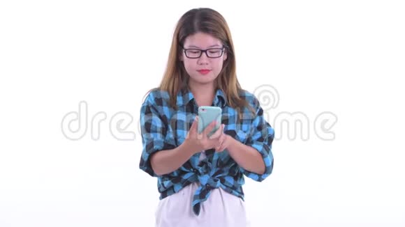 快乐年轻的亚洲时髦女人在电话里聊天视频的预览图