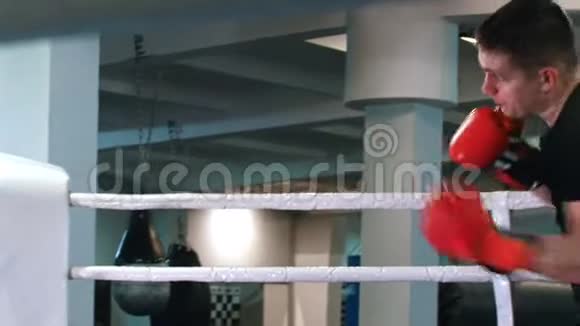 拳击手戴红手套的人正在拳击拳击场上有影子视频的预览图
