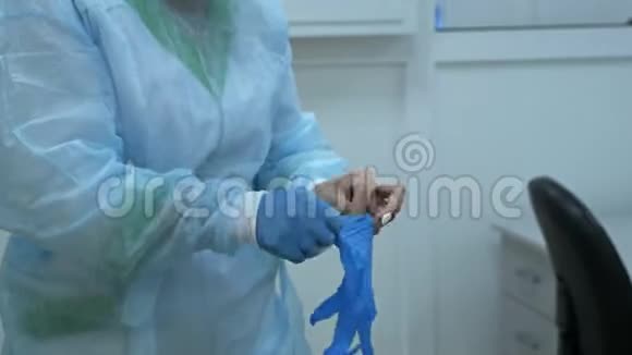 生物实验室的科学家戴上橡胶手套概念清洁医疗诊所实验室视频的预览图
