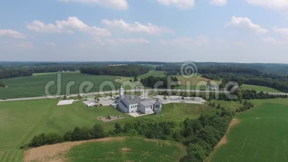 美国马里兰威斯敏斯特的乡村景观空中大教堂周围是农田视频的预览图