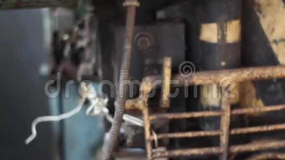 旧生锈的工厂配备标有停止的按钮视频的预览图