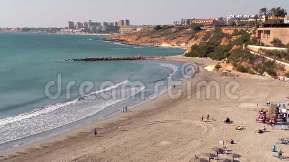 人们喜欢温暖的天气地中海冲浪在卡波罗格沙滩在冬季地中海视频的预览图