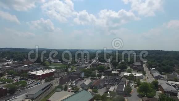 美国马里兰威斯敏斯特市中心小型工业建筑的空中拍摄视频的预览图
