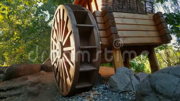 古老的木轮旋转工作的旧磨坊机工艺视频的预览图