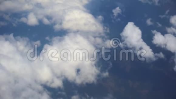 在天空中飞过云层视频的预览图