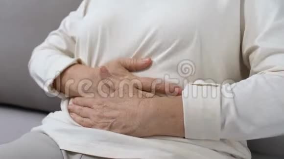 成熟女性双手抓肚子腹痛胃炎健康问题视频的预览图