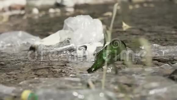 漂浮在水面上的垃圾视频的预览图