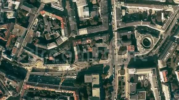 德国慕尼黑中心街道和建筑物的高空俯视图视频的预览图