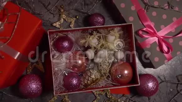 从顶部观看打开的盒子和圣诞玩具视频的预览图