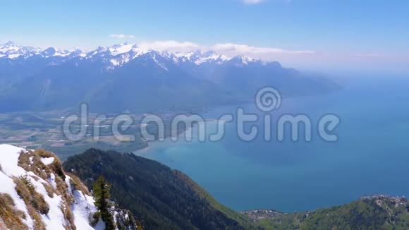 从山顶俯瞰瑞士蒙特勒日内瓦湖的纳耶山视频的预览图