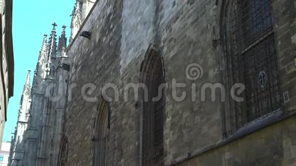 阳光明媚的一天一座古老的哥特式大教堂的塔楼和墙壁都有窗户视频的预览图