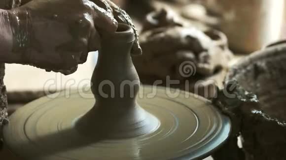 男手在制陶车间制作陶瓷花瓶视频的预览图