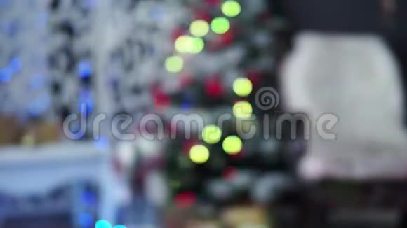 圣诞树上有五颜六色的薄纱新年室内有圣诞灯视频的预览图