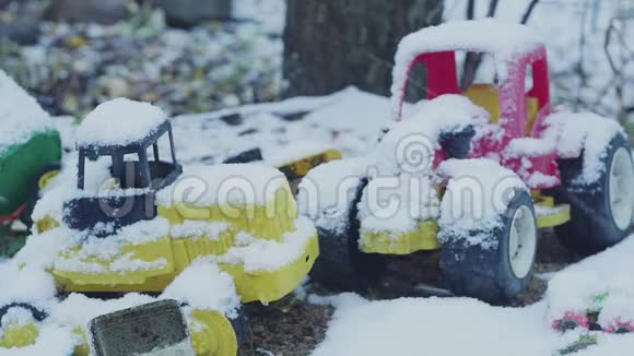 雪下的玩具视频的预览图