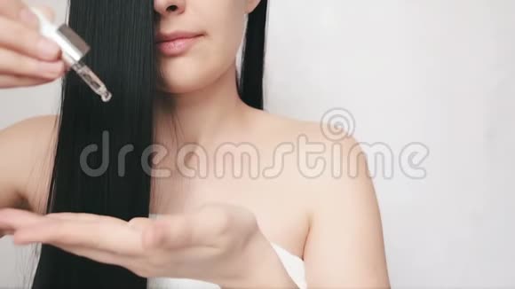 少女润滑护发油美丽的女士头发视频的预览图