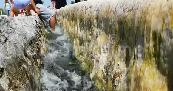 一股山涧水流过水沟游客暖脚视频的预览图