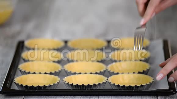 用叉子把糕点盒的底座打得到处都是制作馅饼系列视频的预览图