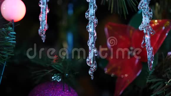 玻璃冰柱圣诞树装饰与闪烁的球灯和大量闪光视频的预览图