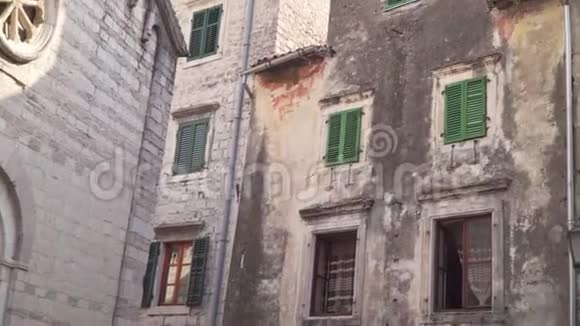 科托黑山城市旧城墙的景色视频的预览图