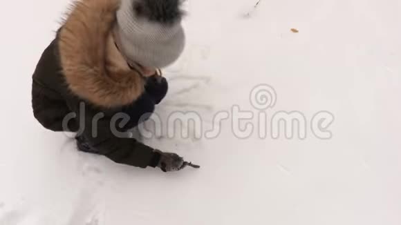 女孩在雪地上写字视频的预览图