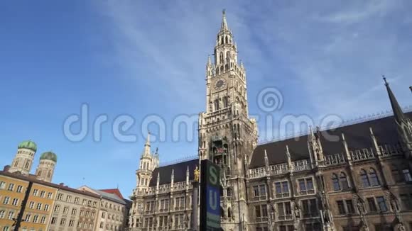 从左到右实时建立慕尼黑市中心Marienplatz新市政厅的镜头市政厅视频的预览图