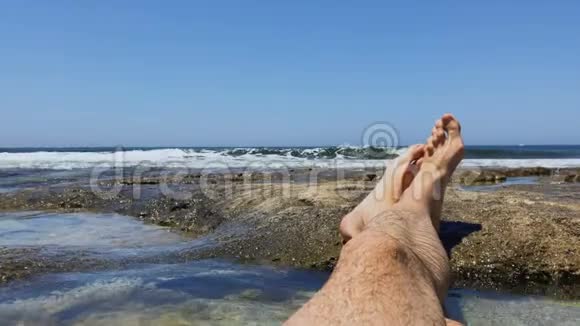 人的腿靠在大海上视频的预览图