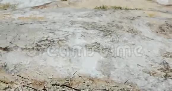 方解石钟乳石形成的石块裂缝视频的预览图