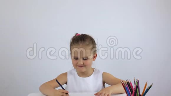 一个用铅笔画画的小女孩的肖像视频的预览图