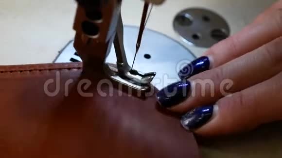 缝纫车间缝皮带女人操作缝纫机顶部视图视频的预览图