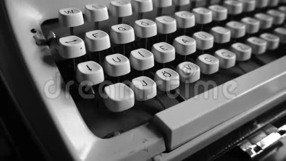 旧的f型键盘打字机前土耳其键盘打字机视频的预览图