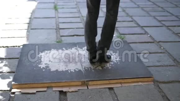 男人在街上跳有节奏的舞蹈视频的预览图