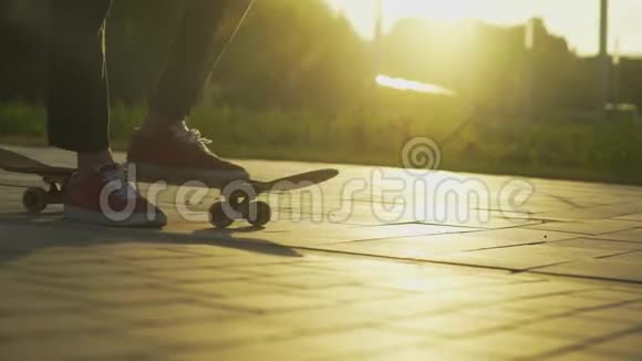 滑板运动员站在滑板场背景是日落视频的预览图