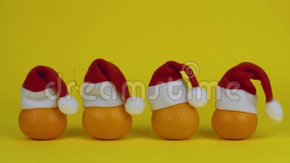 彩纸屑装饰落在四个柑桔上的圣诞老人红帽新年或圣诞节的概念视频的预览图