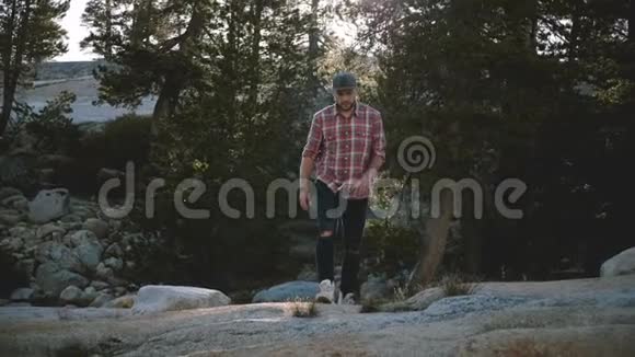 年轻快乐的帅哥独自徒步旅行在令人惊叹的约塞米蒂国家公园慢动作中朝镜头走去视频的预览图