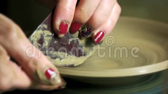 将女性陶工制作泥板的双手合拢视频的预览图