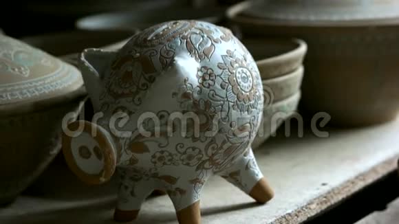 陶器车间手工陶瓷猪视频的预览图