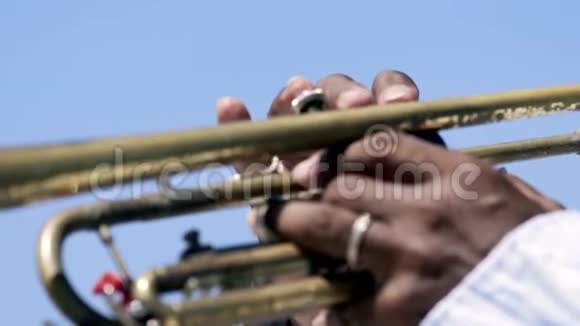 一个人的手吹喇叭的细节行动一个黑人的特写他的手在吹喇叭视频的预览图