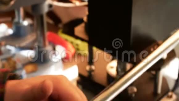 一个人在皮革产品上打上烙印工匠用热压机在一块皮革上创建标识视频的预览图