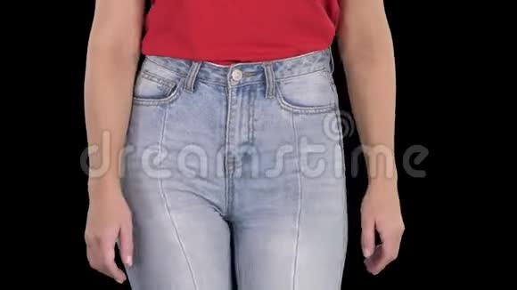穿着高级牛仔裤和红色t恤阿尔法频道的休闲女性视频的预览图