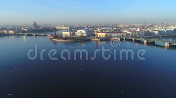 在瓦西里耶夫斯基岛空中视频的箭头上方圣彼得堡视频的预览图