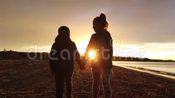 孩子们在黄昏的齐利维海滩散步视频的预览图