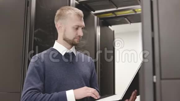 管理员控制笔记本电脑服务器机架打字视频的预览图